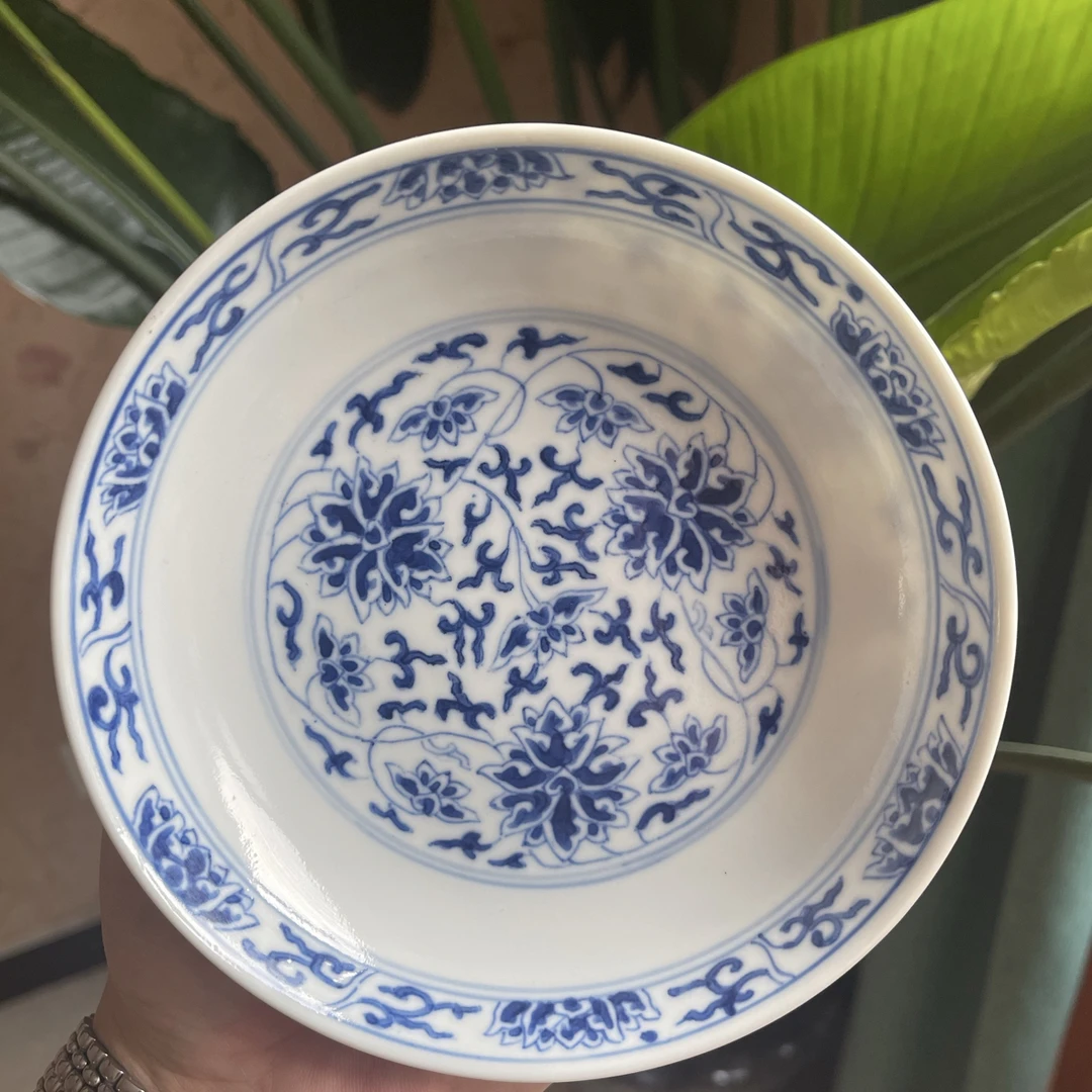 青花瓷缠枝莲纹盘子