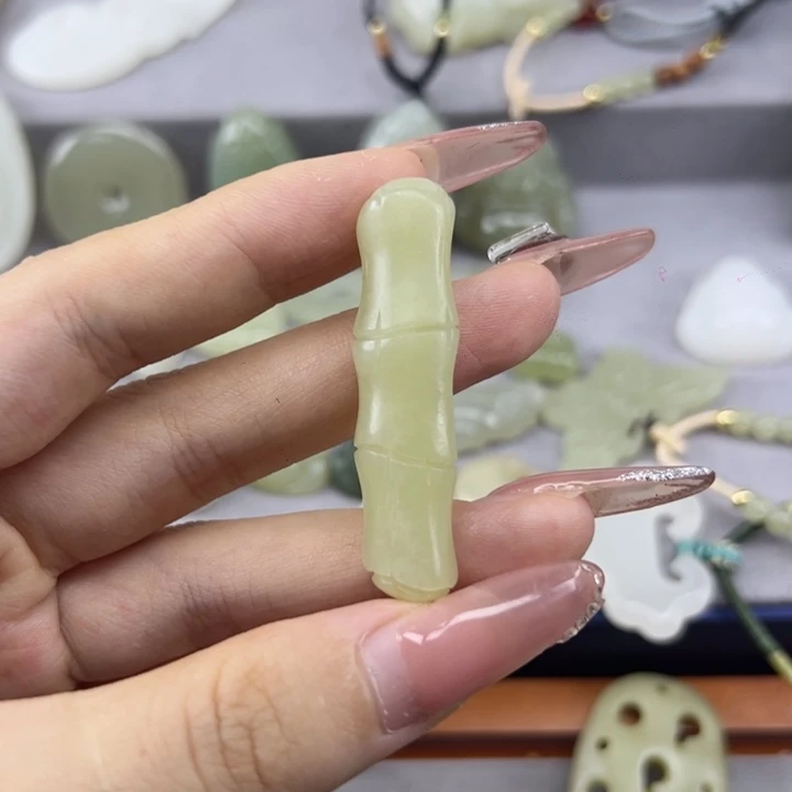 重***）颈饰未镶嵌和田玉