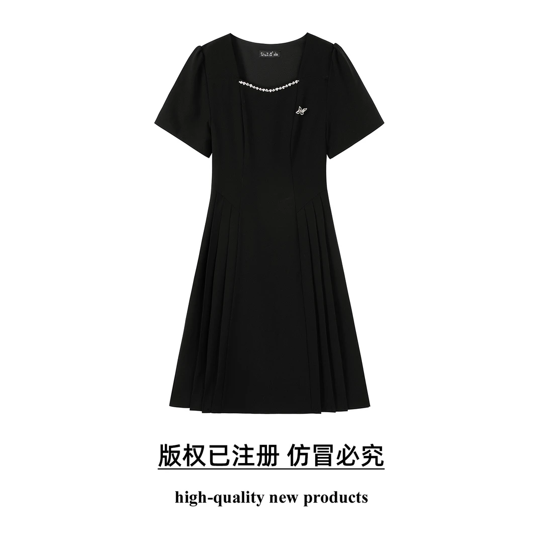 奢姿大码女装2025年夏季蝴蝶胸针时尚连衣裙胖妹妹方领百褶裙子