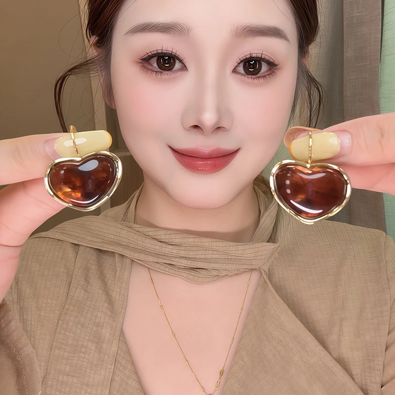 铜合金树脂耳饰 琥珀色爱心吊坠耳环女气质复古港风高级感耳饰