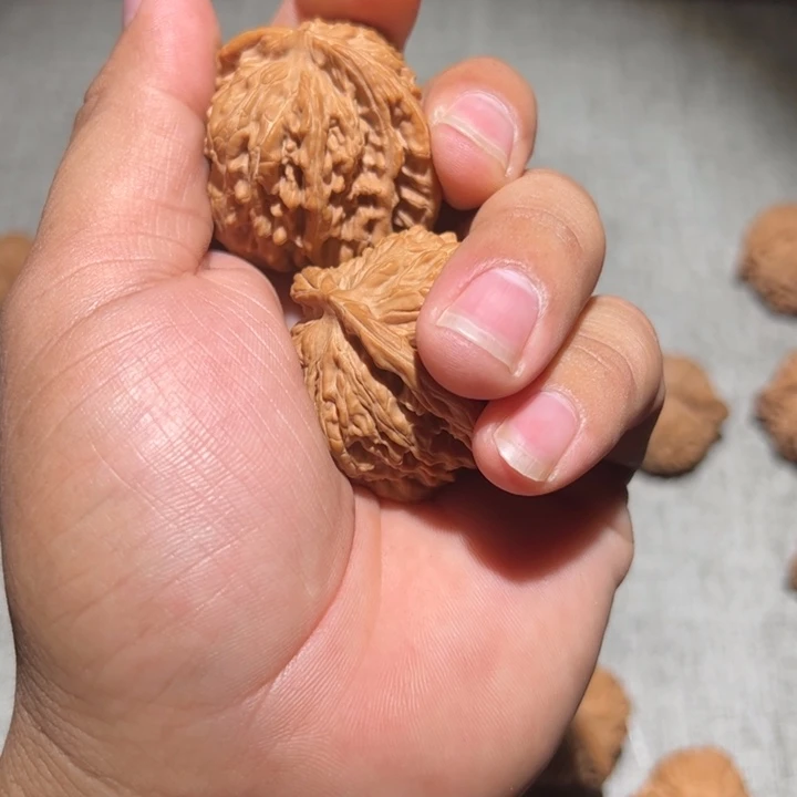 某***某文玩核桃吊坠四座楼