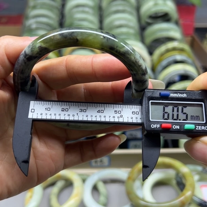 蛇纹石玉未镶嵌手镯125