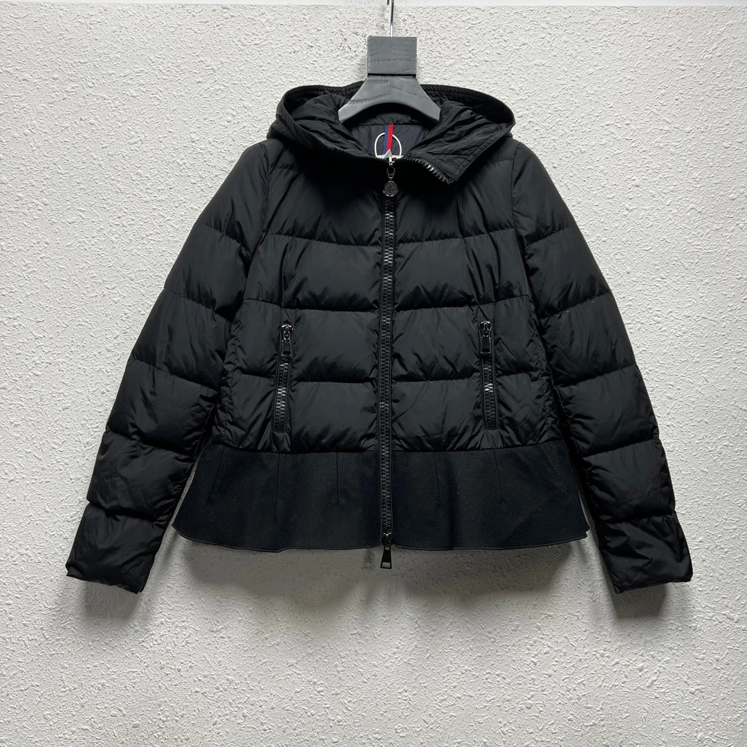 99新 MONCLER  盟可睐 短款连帽羽绒服 尺码/YH15778