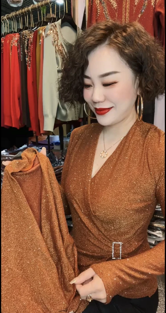 2025年新款时尚重工烫钻气质V领长袖上衣洋气百搭遮肉显瘦小衫