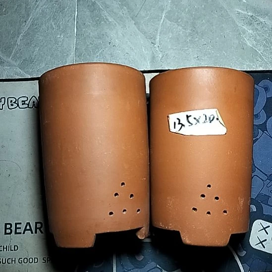 红大笔筒两个花盆