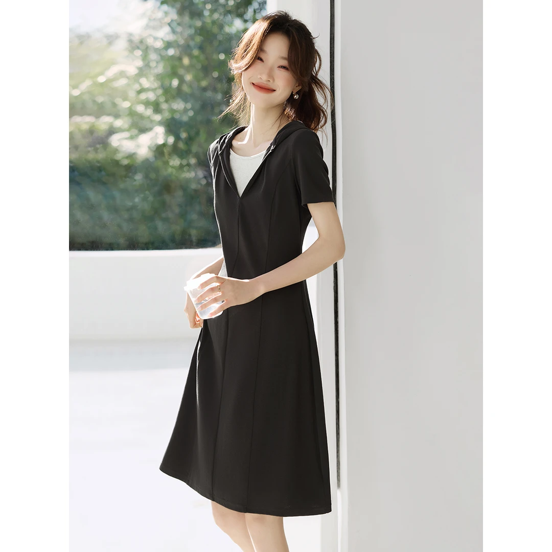 沫晗依美棉质连帽撞色连衣裙2025夏设计感收腰显瘦休闲运动裙0551