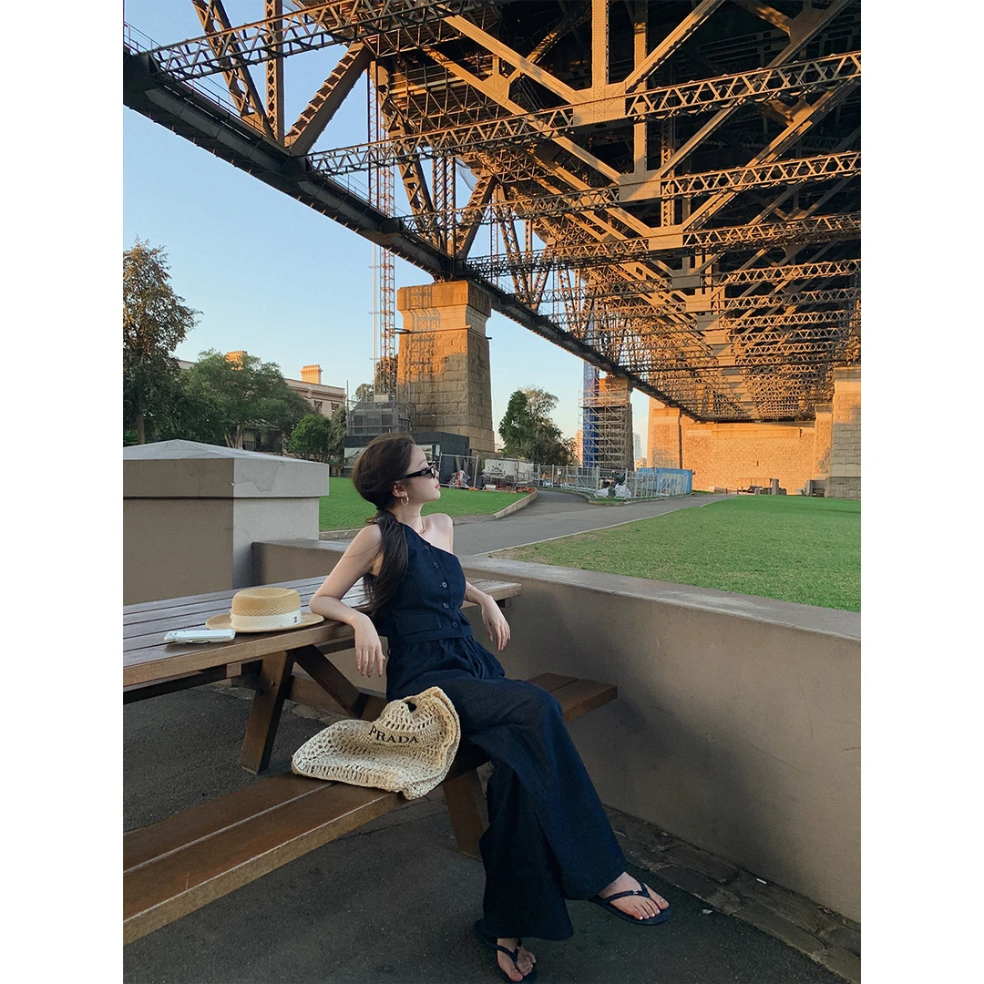 陈佳楠 【極简老钱调】主推夏季斜肩复古显瘦无袖牛仔套装