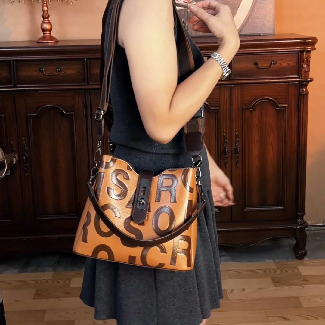 MEILAIDENG新款上新时尚水桶包字母印花洋气百搭女士包包多层实用