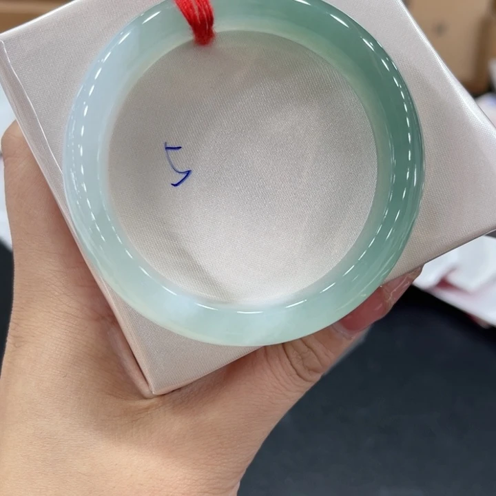 翡翠手镯未镶嵌翡翠