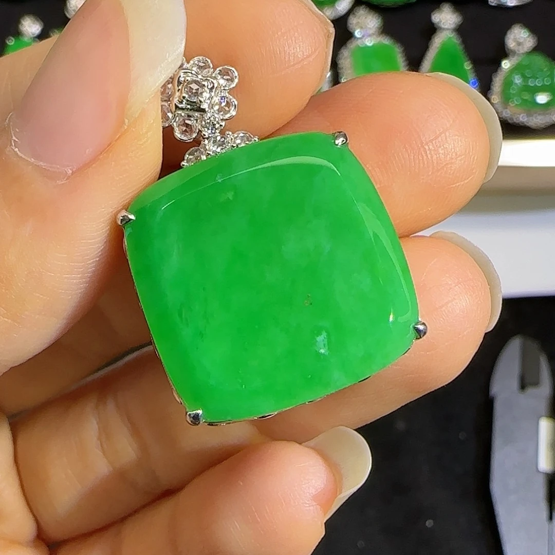 翡翠颈饰18K金镶嵌。