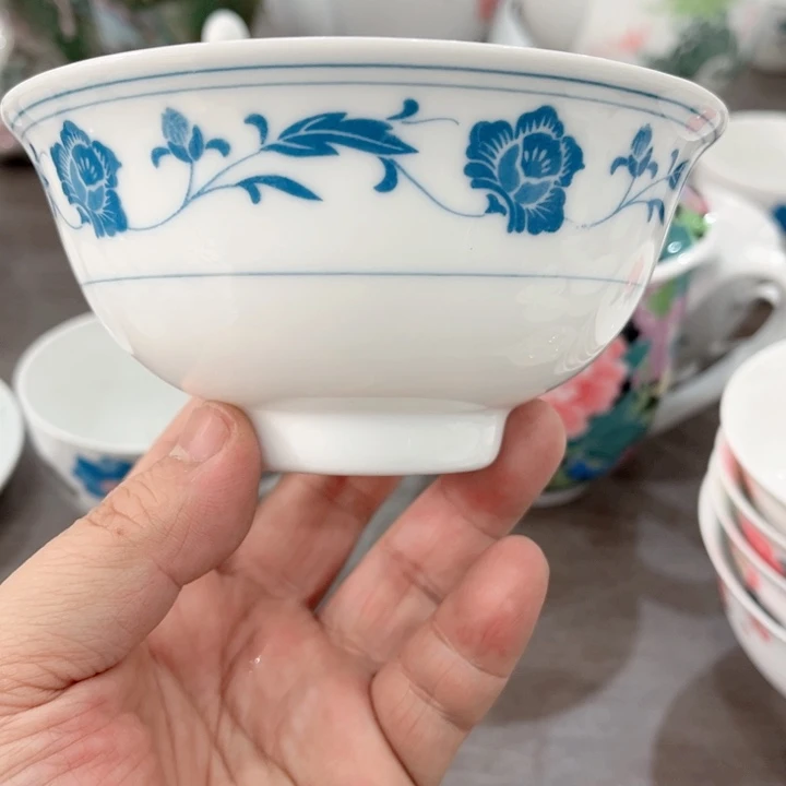 碟釉下五彩的瓷器和瓷器