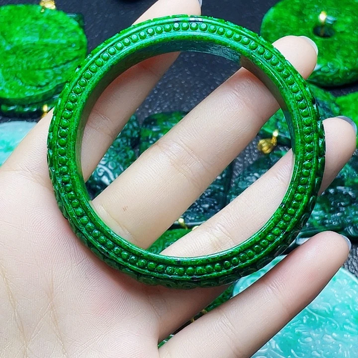 翡翠未镶嵌颈饰多样性