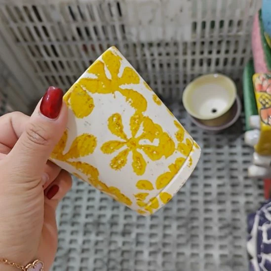 当场拍满15元发货不凑不发，花盆盆口不方不圆有针孔黑点是正常的，