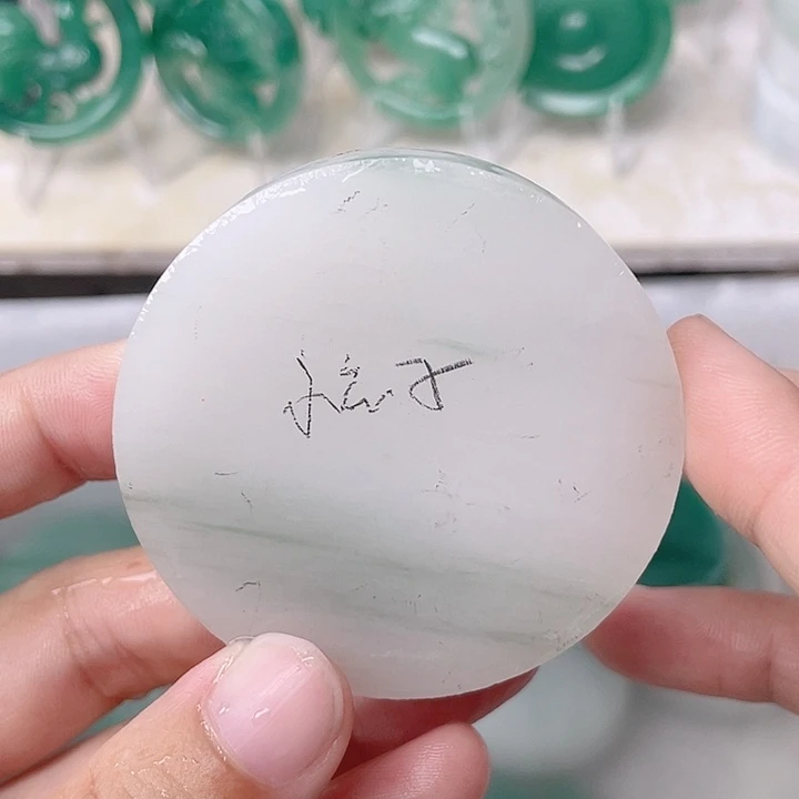 颈饰未镶嵌石英质玉?**子