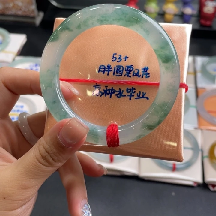 翡翠手镯未镶嵌翡翠手镯