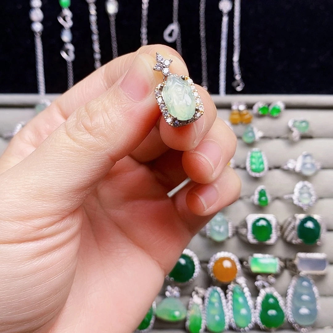 翡翠银S925镶嵌颈饰貔貅