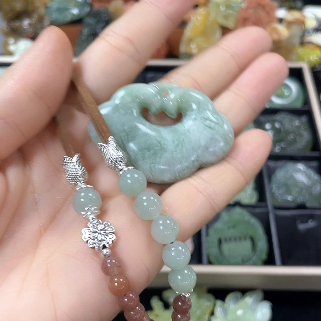 蛇纹石玉颈饰未镶嵌