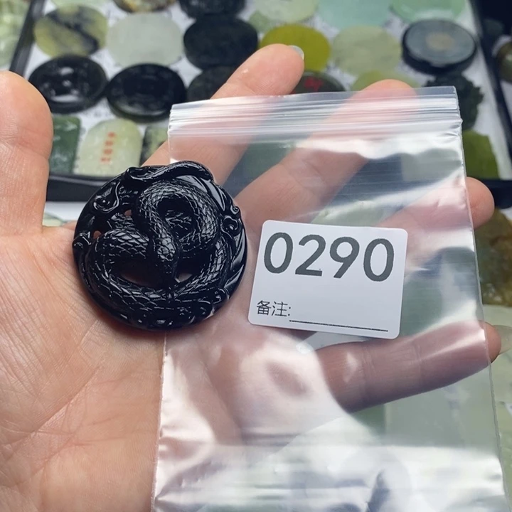 蛇纹石玉颈饰合金M****?