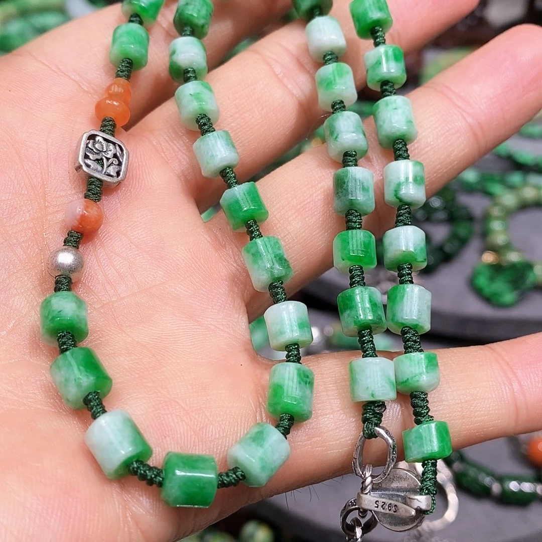 颈饰未镶嵌翡翠漂亮美眉