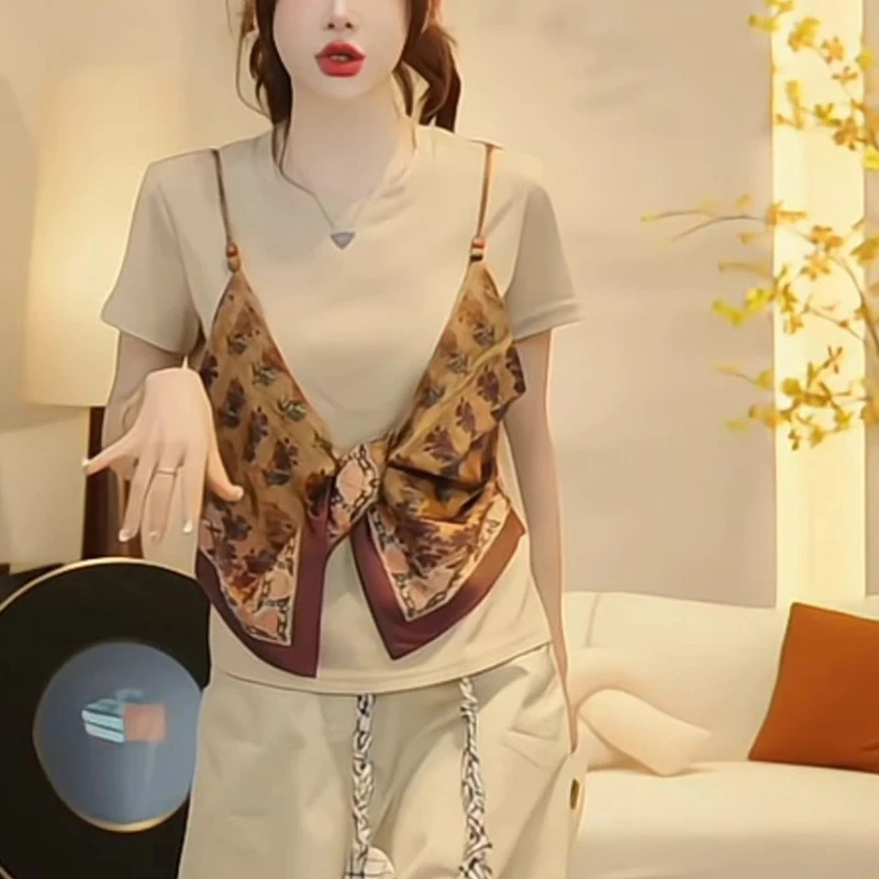 气质女士上衣夏2025新款爆款高级设计感漂亮减龄卡其色假两件T恤