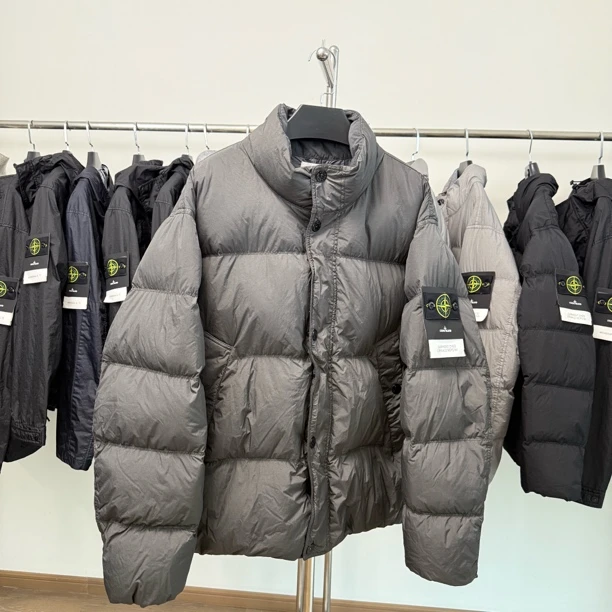 全新Stone island石头岛 25FW 褶皱再生尼龙立领羽绒服 铅灰色