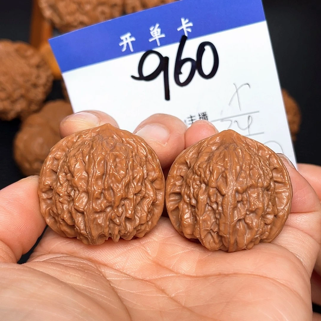 文玩核桃吊坠红狮子34尺。  960