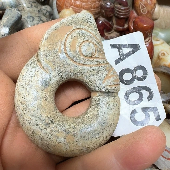 蛇纹石玉颈饰未镶嵌