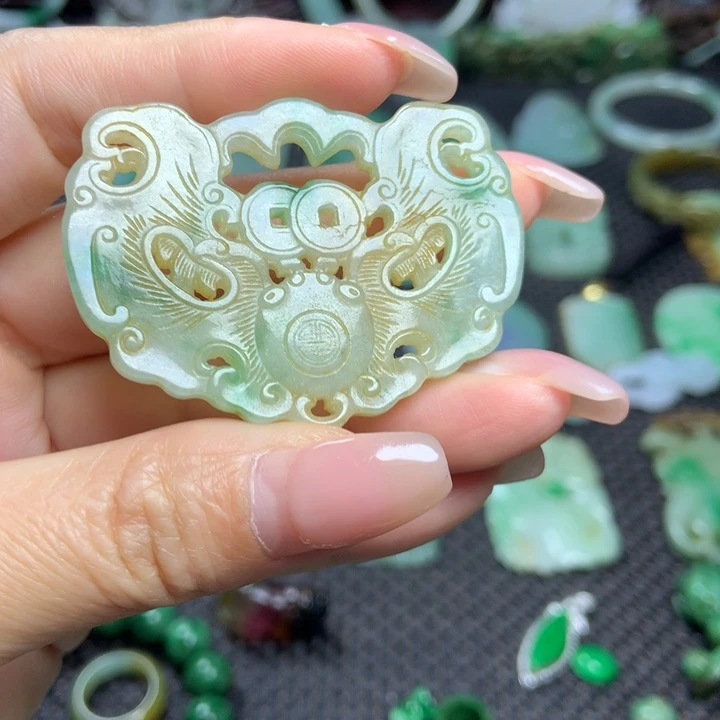 翡翠挂件未镶嵌……