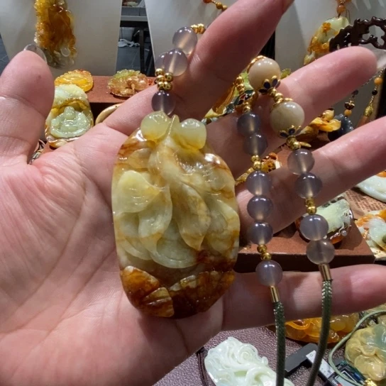 蛇纹石玉未镶嵌颈饰