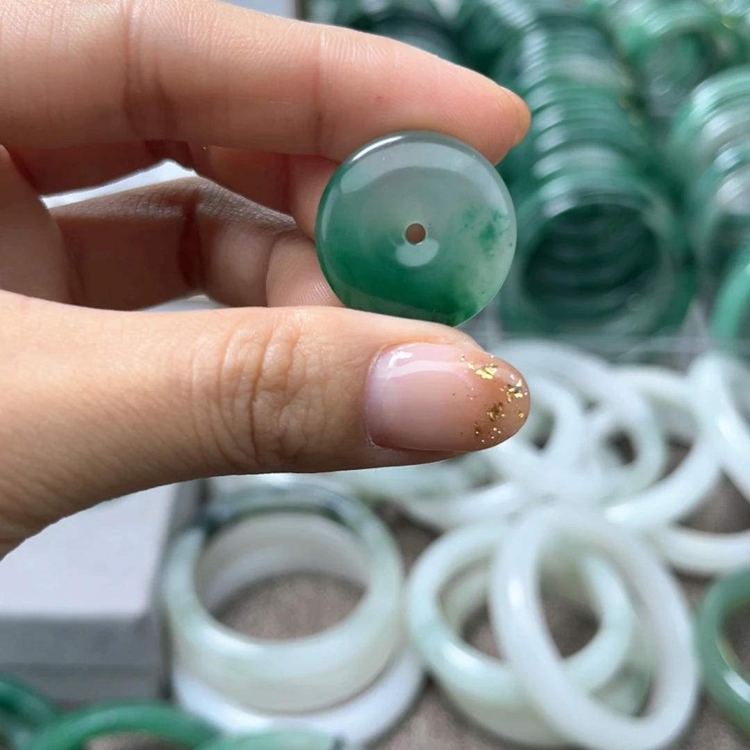 石英质玉（非洲翠）未镶嵌颈饰