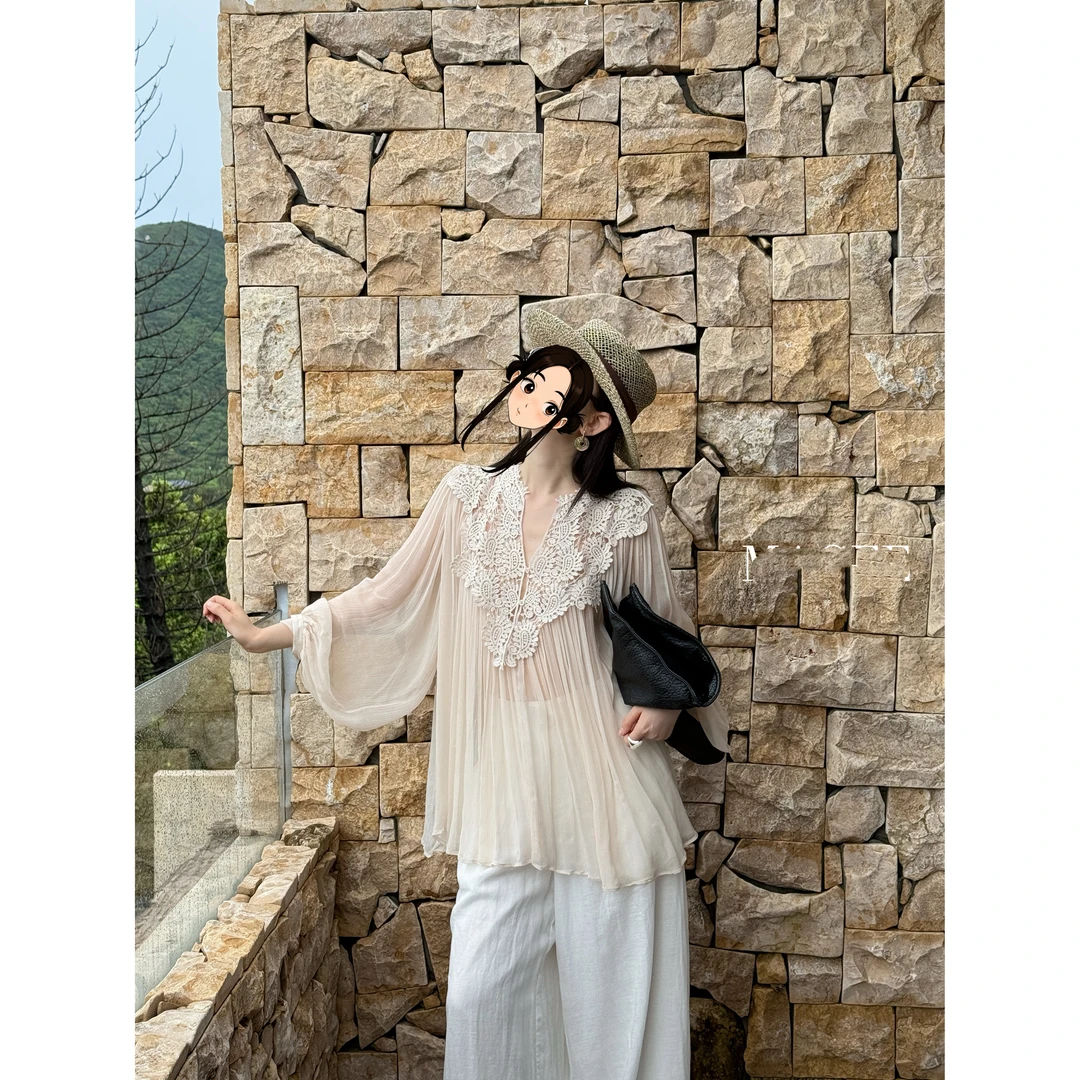 2025早秋新款法式性感勾花镂空套头v领灯笼袖透视衬衫女上衣