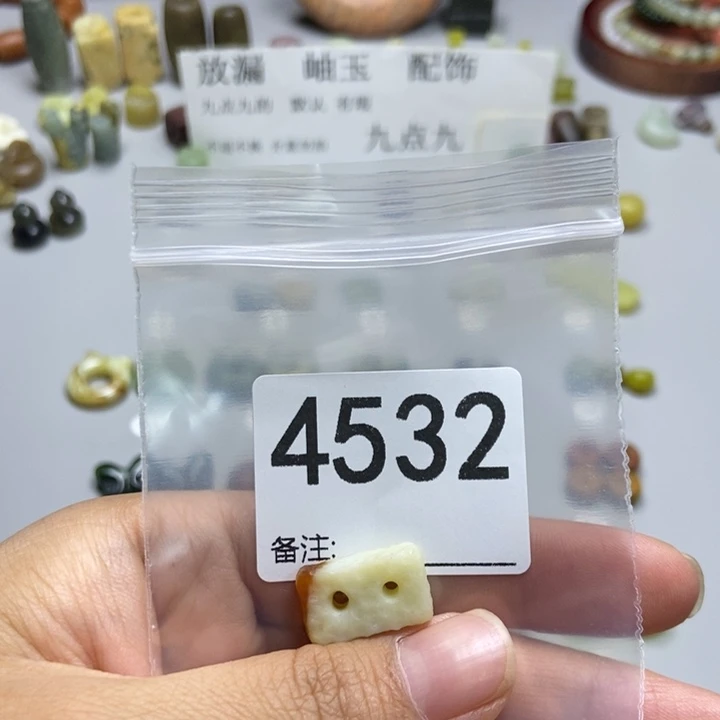 琇***琇未镶嵌蛇纹石玉颈饰