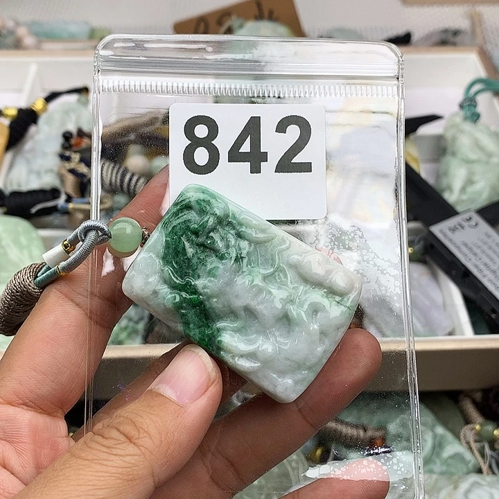 翡翠颈饰未镶嵌玛**卡翡翠