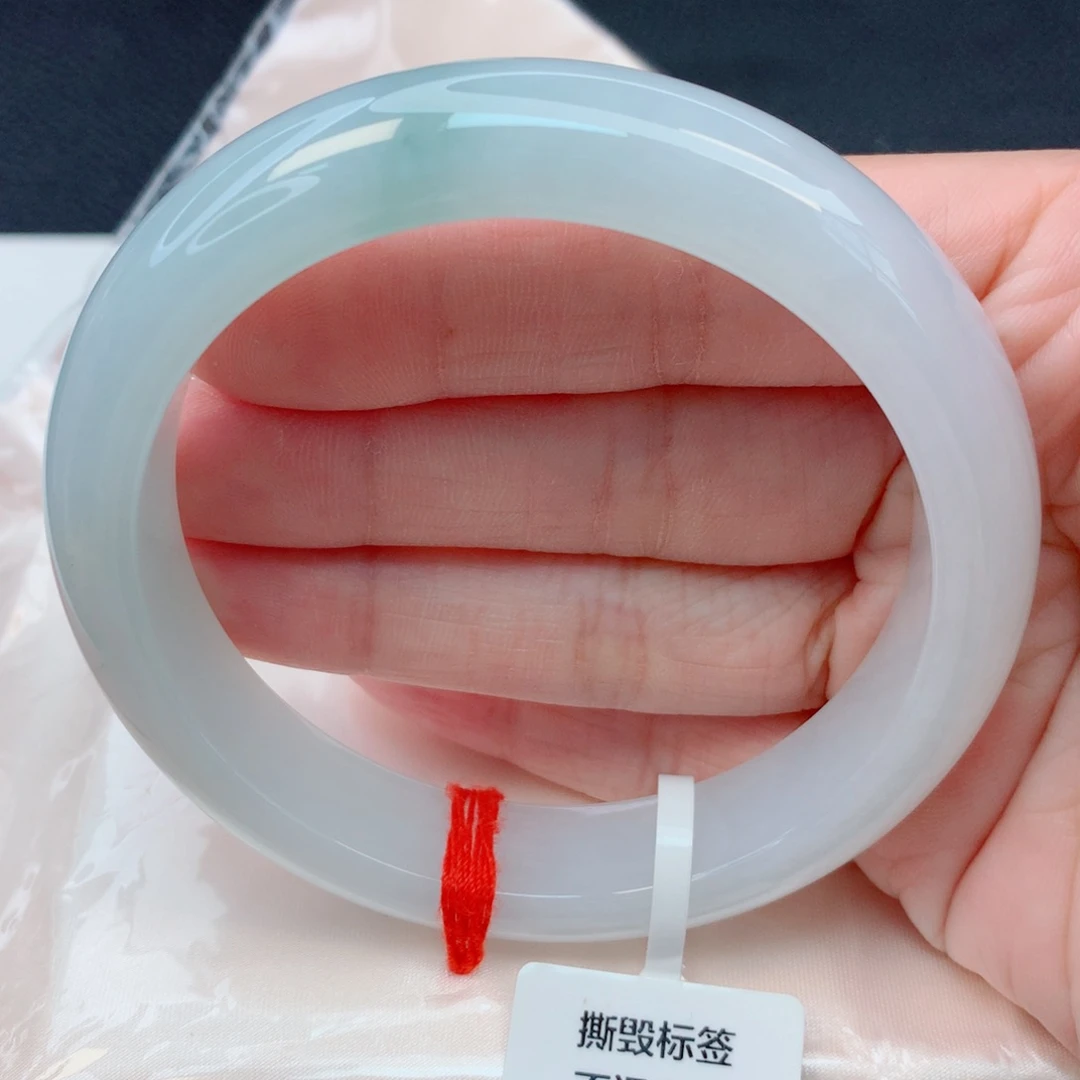 翡翠未镶嵌手镯61.5圈白底飘绿细腻水润宽镯