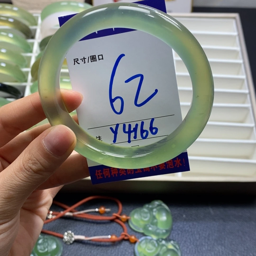 蛇纹石玉手镯未镶嵌五*牛