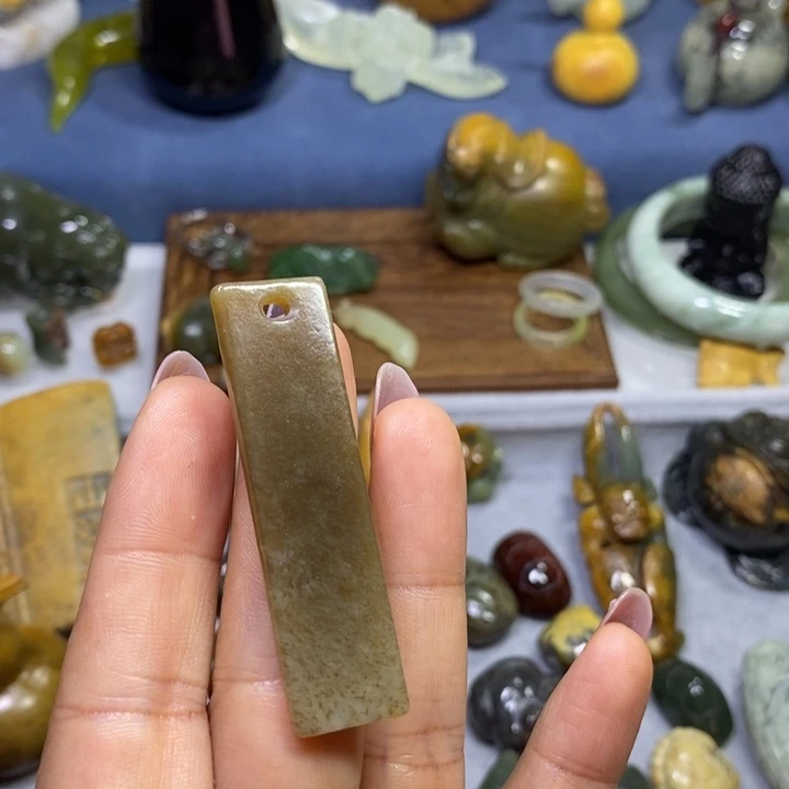 透闪石质玉未镶嵌挂件