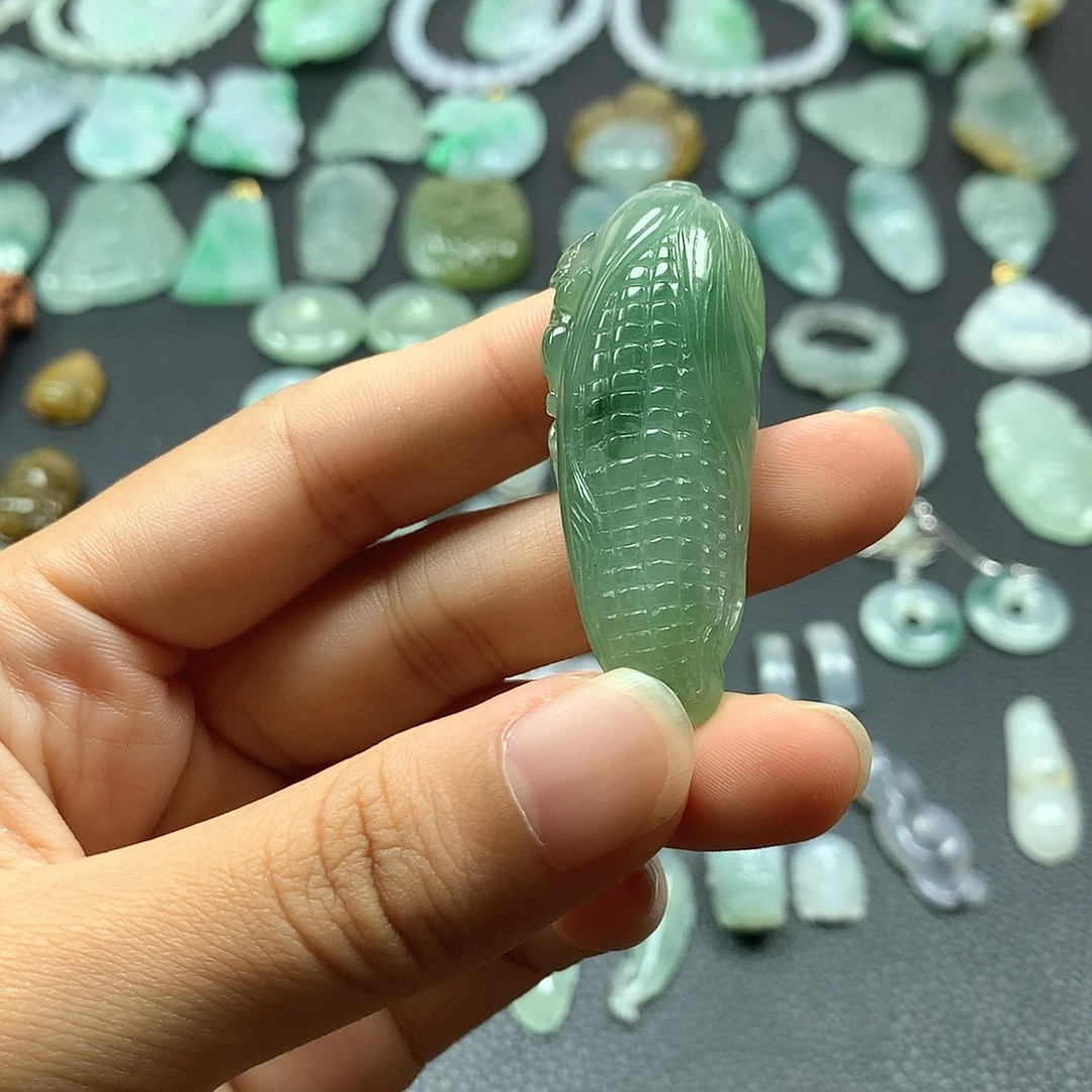 翡翠未镶嵌颈饰玉米