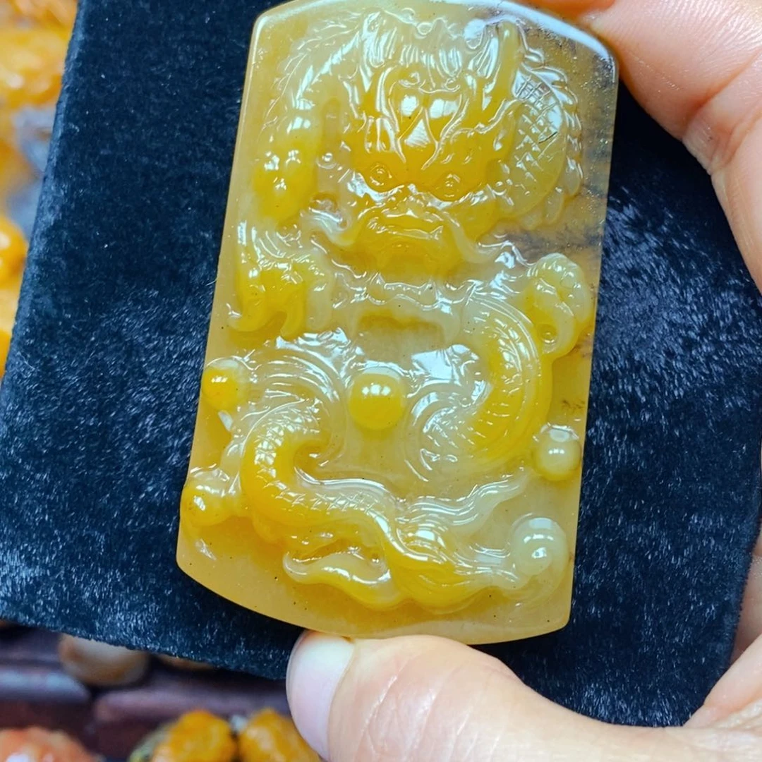 未镶嵌石英质玉（黄龙玉）颈饰