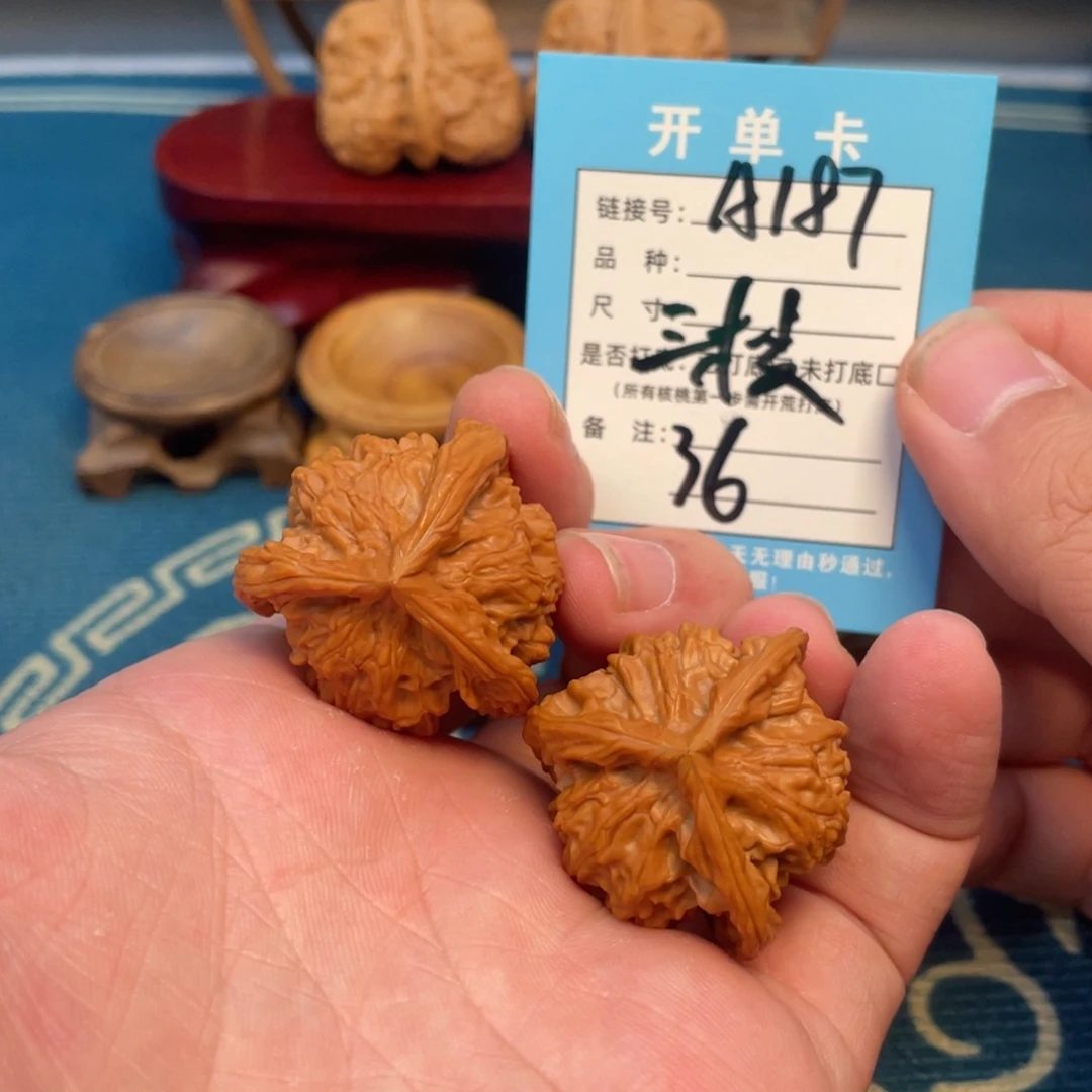 L***d吊坠文玩核桃核桃