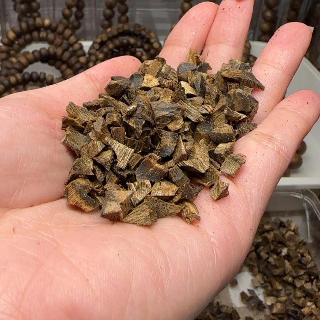 沉香沉香枕孤**友碎料高油100克米粒绿奇楠