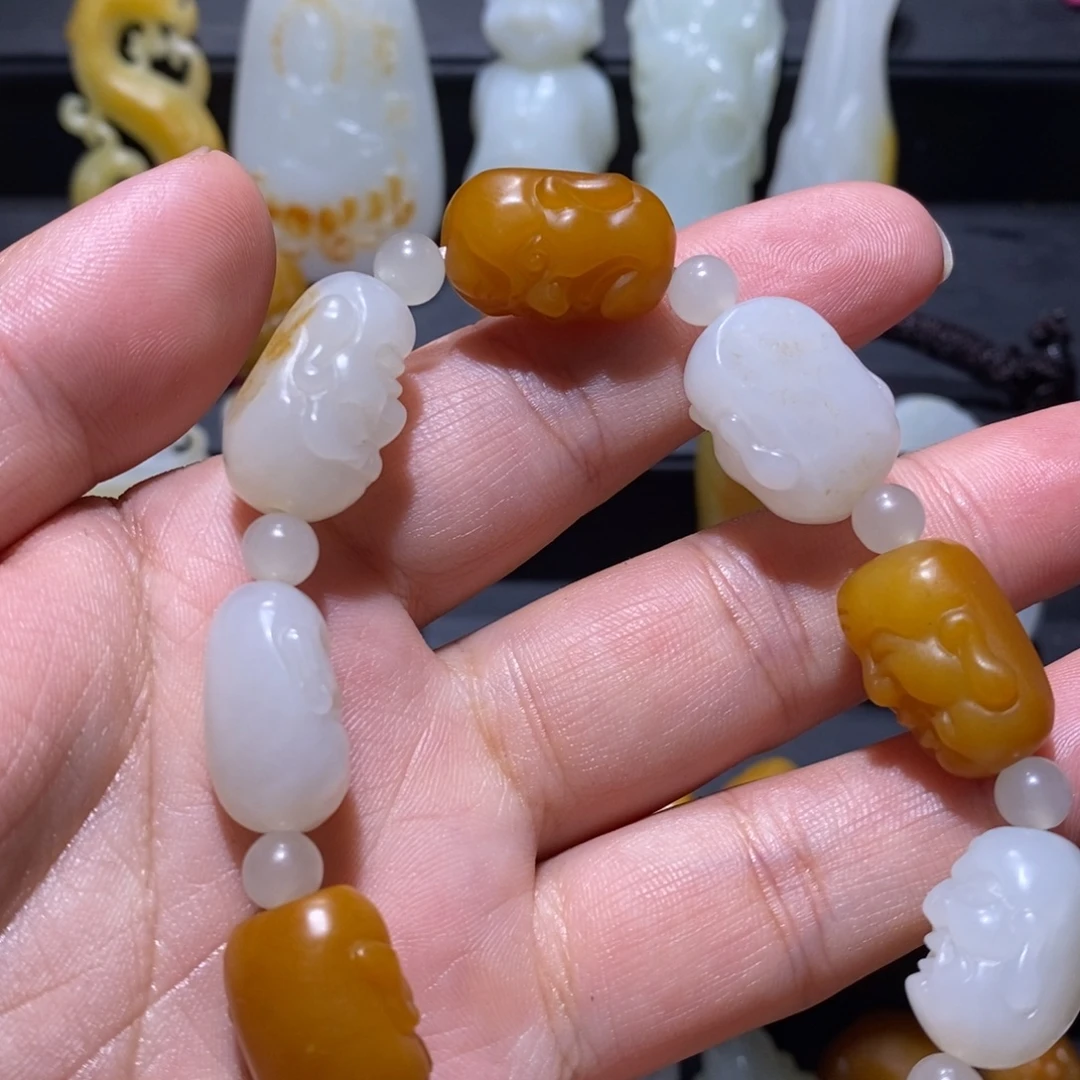 周***收和田玉未镶嵌颈饰