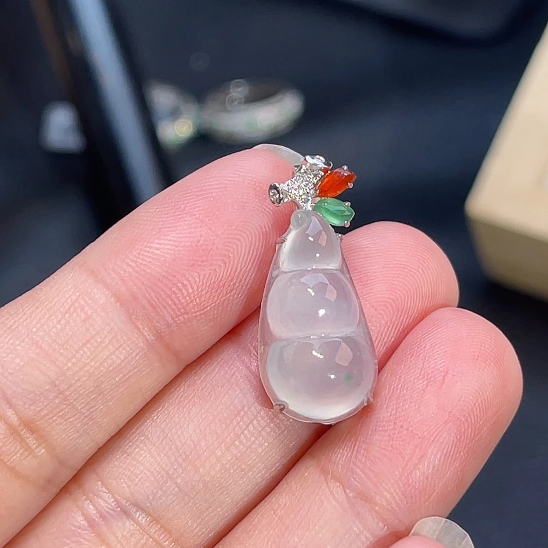 翡翠18K金镶嵌颈饰福豆