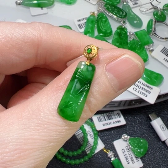 颈饰18K金镶嵌翡翠