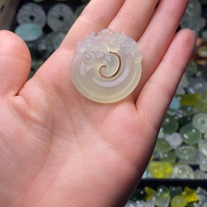 蛇纹石玉合金颈饰玉龙扣