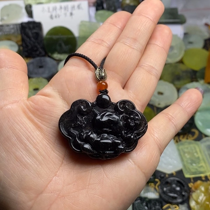 蛇纹石玉颈饰合金