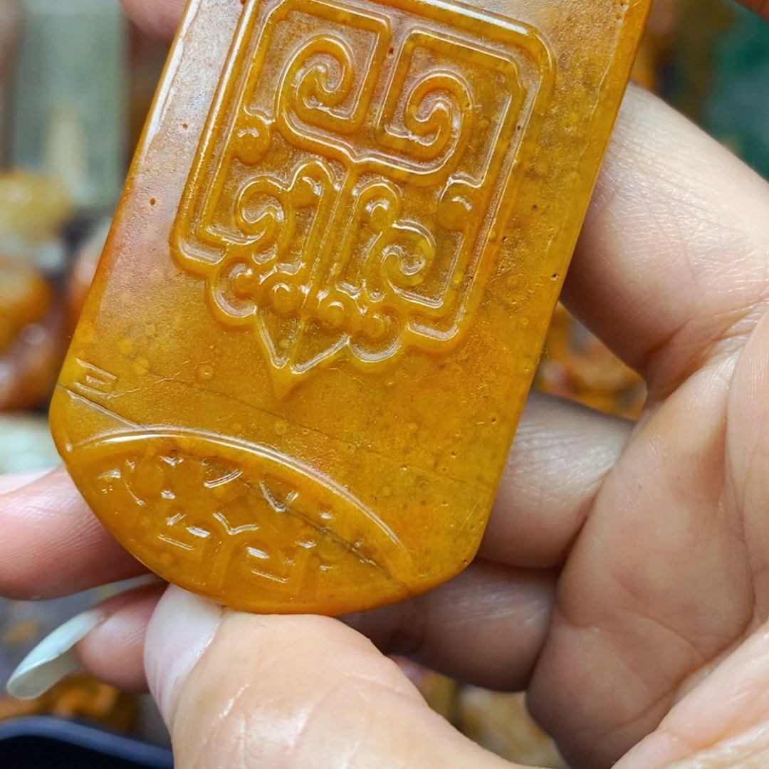 石英质玉（黄龙玉）未镶嵌颈饰