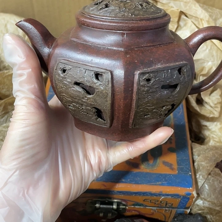 茶壶紫砂原矿泥料手工制作的一把紫砂壶。