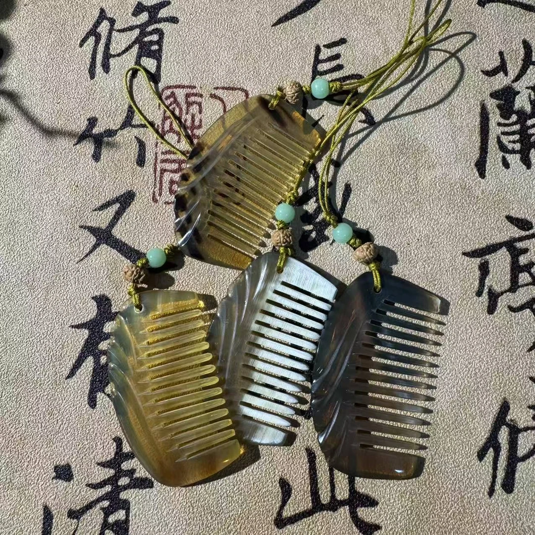 牛角小梳子挂件*颜色不一（多样性发一件）
