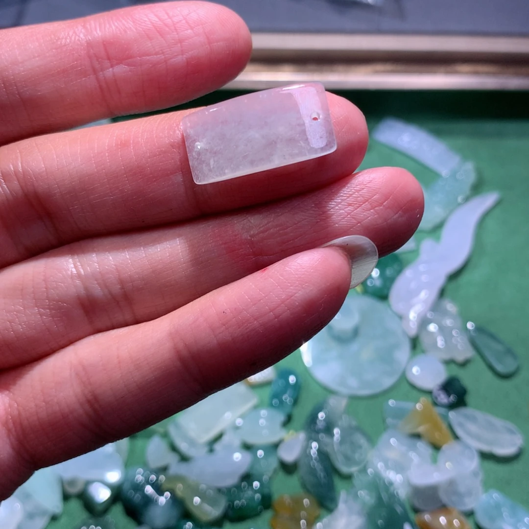 翡翠未镶嵌颈饰手牌