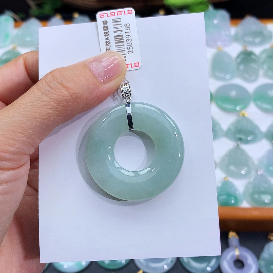 翡翠18K金镶嵌颈饰翡翠吊坠